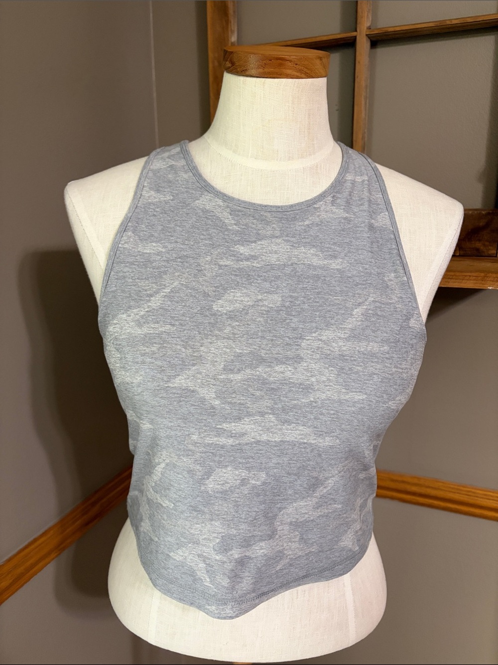 Vuori Heather camo Elevation Plyo cropped yoga tank Size Large